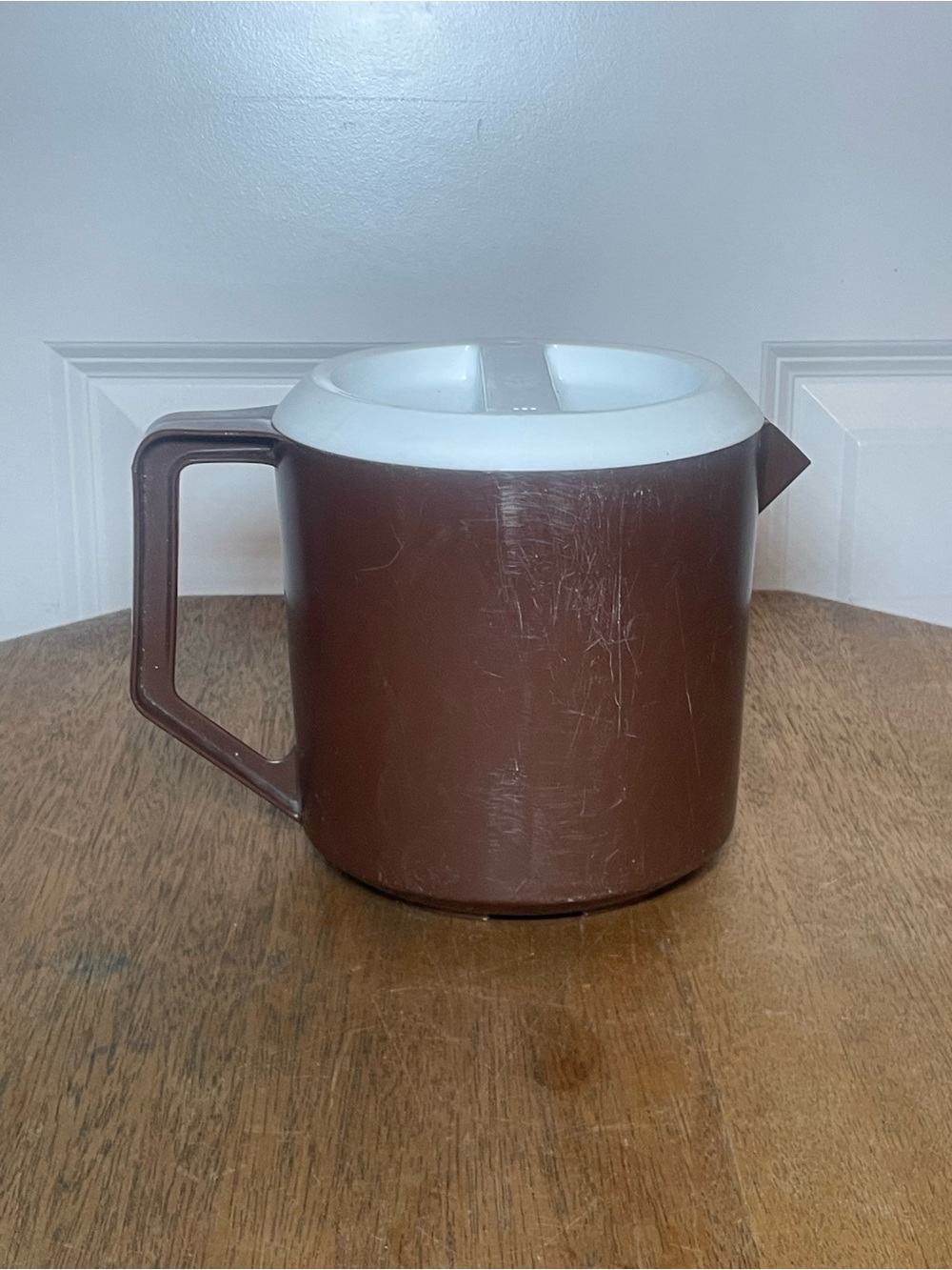 Vintage Rubbermaid 2745 Brown Pitcher 1.5 Qt Cream Strainer Lid 1970s